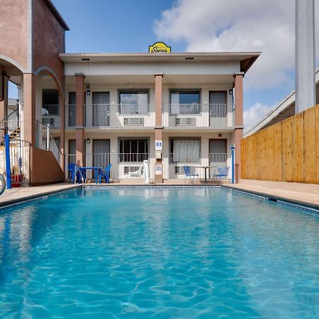 Super 8 By Wyndham San Antonio Pearl District Downtown Motel Kültér fotó
