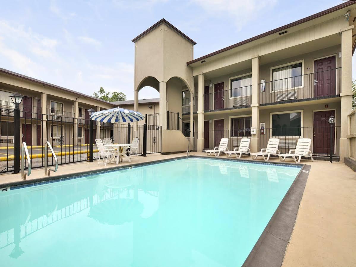 Super 8 By Wyndham San Antonio Pearl District Downtown Motel Kültér fotó