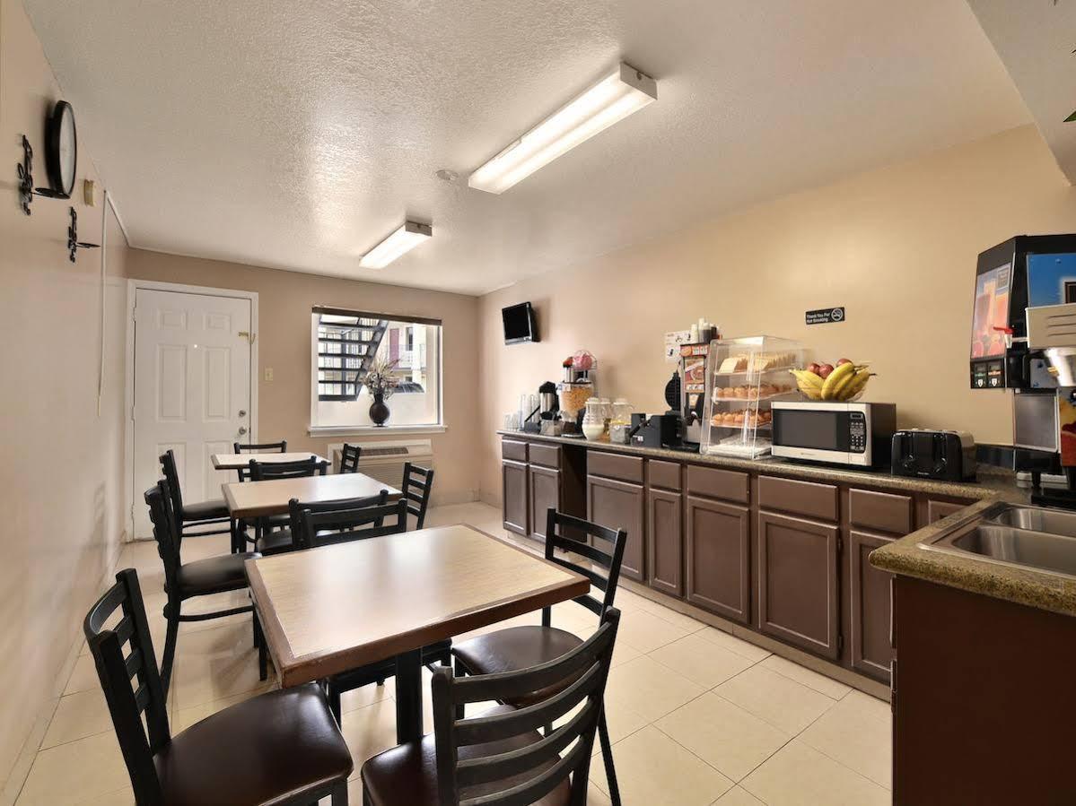 Super 8 By Wyndham San Antonio Pearl District Downtown Motel Kültér fotó